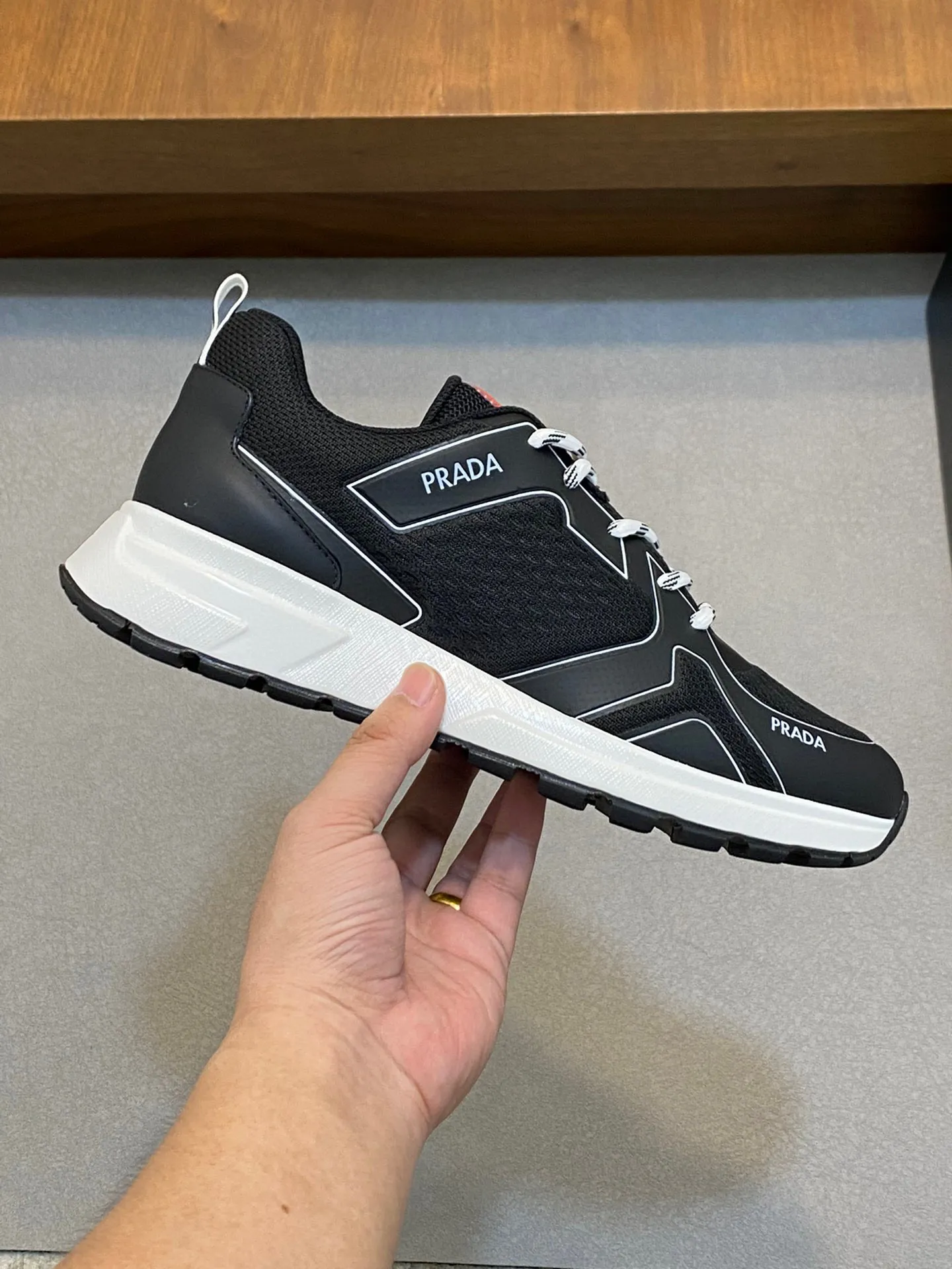 Men's Men's Shoes 💰780 Prada/Prada Men's Leather Casual Sports Shoes, great products made in Guangzhou! Made of imported solid-color calfskin stitched with mesh cowhide upper, three-dimensional geometric segmentation, precision manufacturing, even stitching, the leather texture can be seen at a glance, multi-color splicing, fashionable and generous, soft, comfortable and breathable, decorated with the PRADA letter logo on the outside. The tongue is decorated with the classic letter logo, and the heel is decorated with a fabric strap. It is a classic sports shoe shape of the P family, with a fabric lining, a cowhide footbed with a silver logo, and an exclusive rubber outsole of the P family. The details are carefully crafted, making it a versatile item for travel! Comes with original box and dust bag! Multiple colors available! Size: 39-40-41-42-43-44 standard leather shoe size